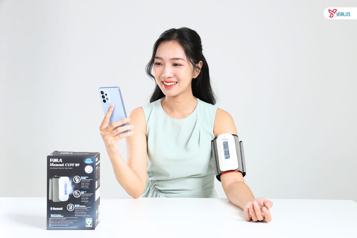 Sử dụng máy đo huyết áp không dây FORA Diamond CUFF BP tại nhà.
