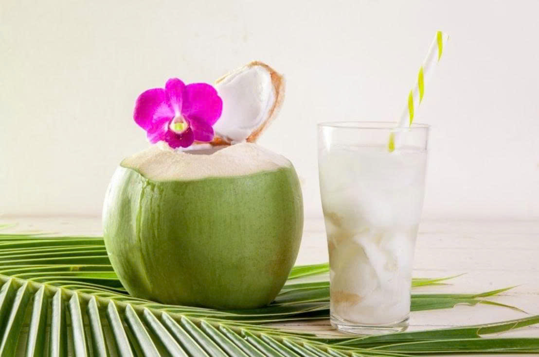 Uống nước dừa giúp giảm tình trạng tụt huyết áp.