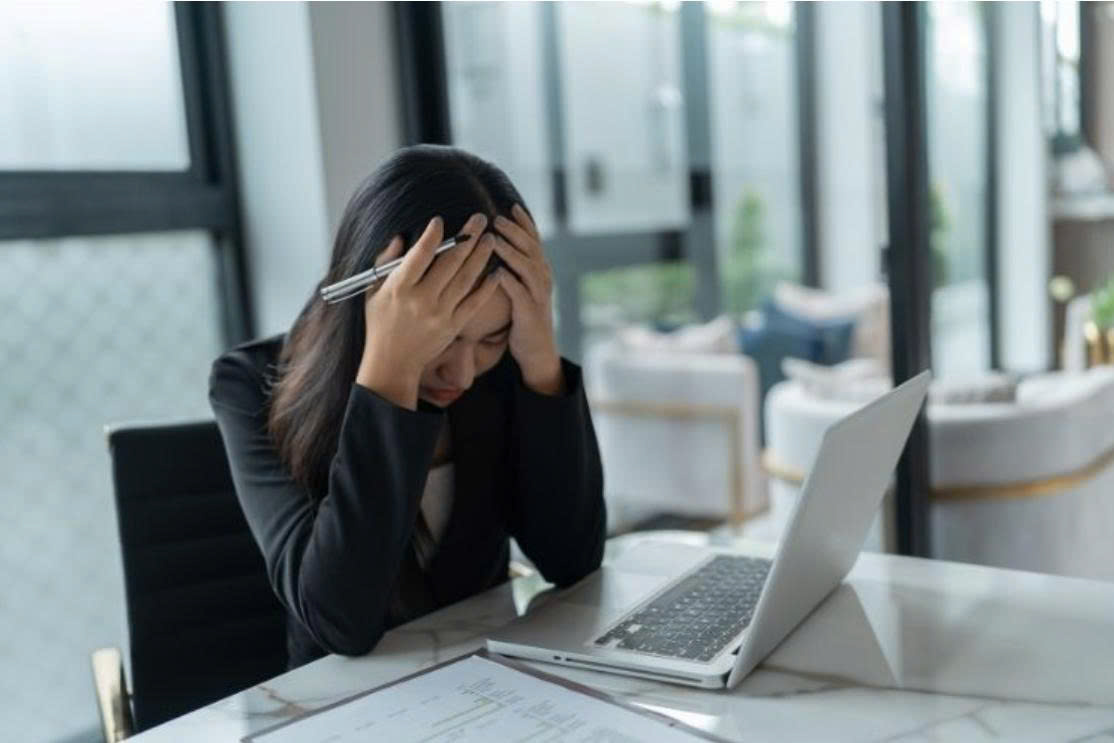 Tụt huyết áp có thể gây mệt mỏi, choáng váng.