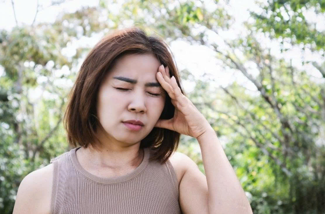 Tụt huyết áp gây chóng mặt, tăng nguy cơ té ngã, chấn thương.