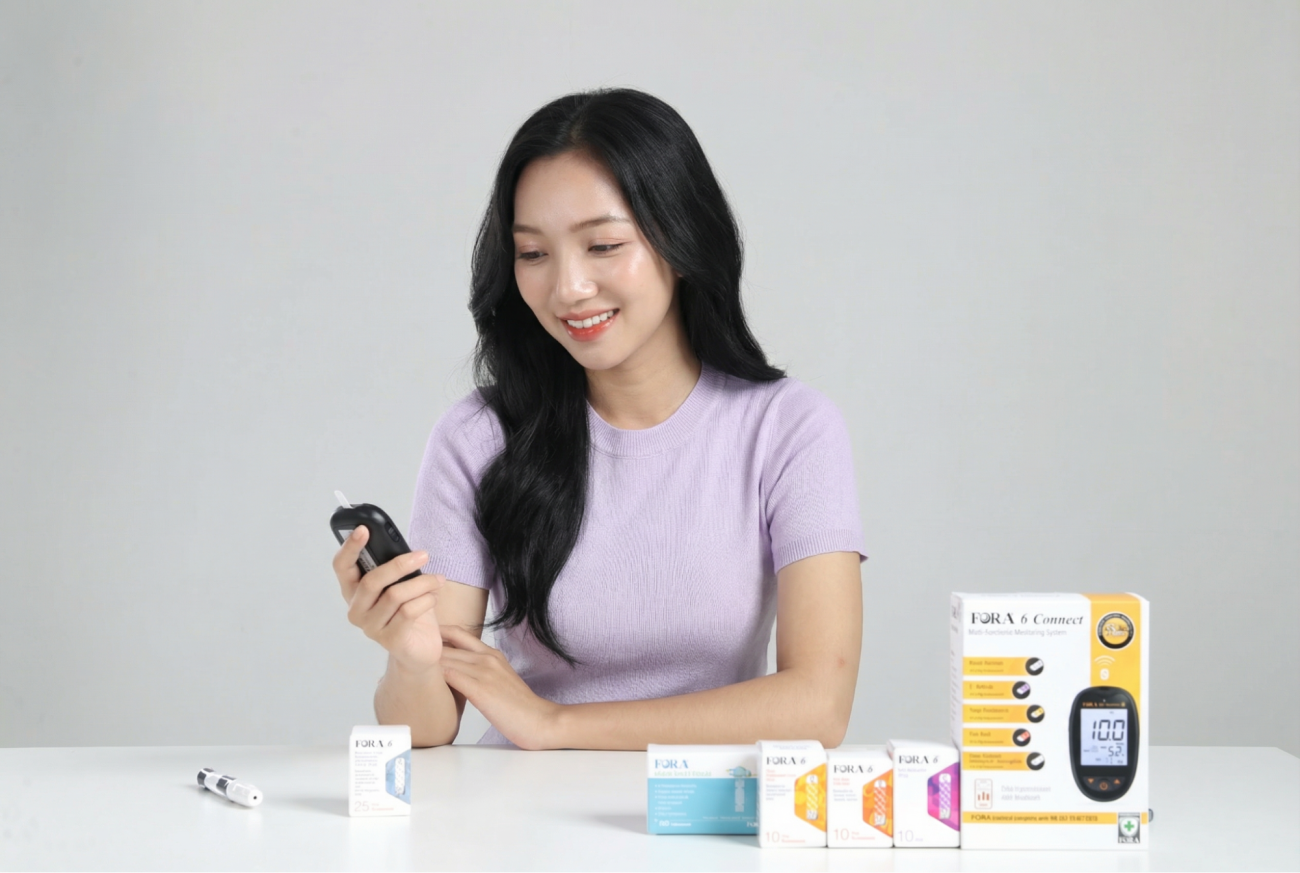 Đo đường huyết tại nhà bằng máy Fora 6 Connect.