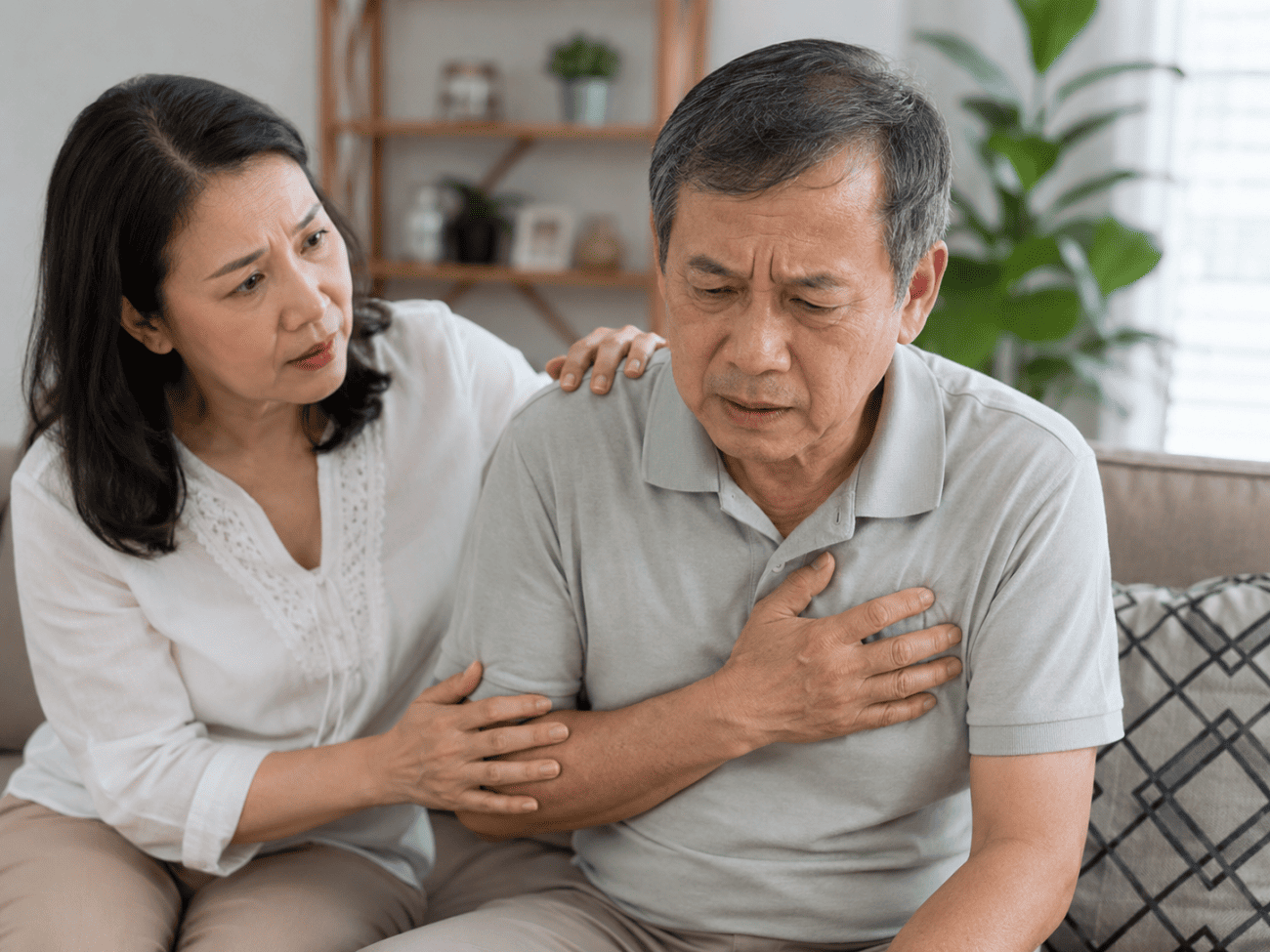 Người nhà hỗ trợ người lớn tuổi có biểu hiện khó chịu ở ngực