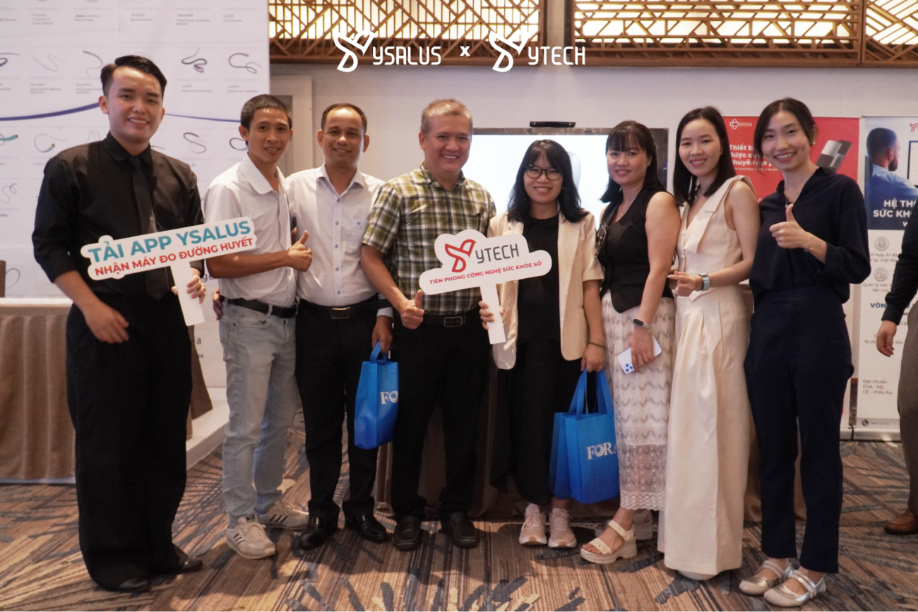 YTech chụp hình kỷ niệm với khách hàng mua sản phẩm.