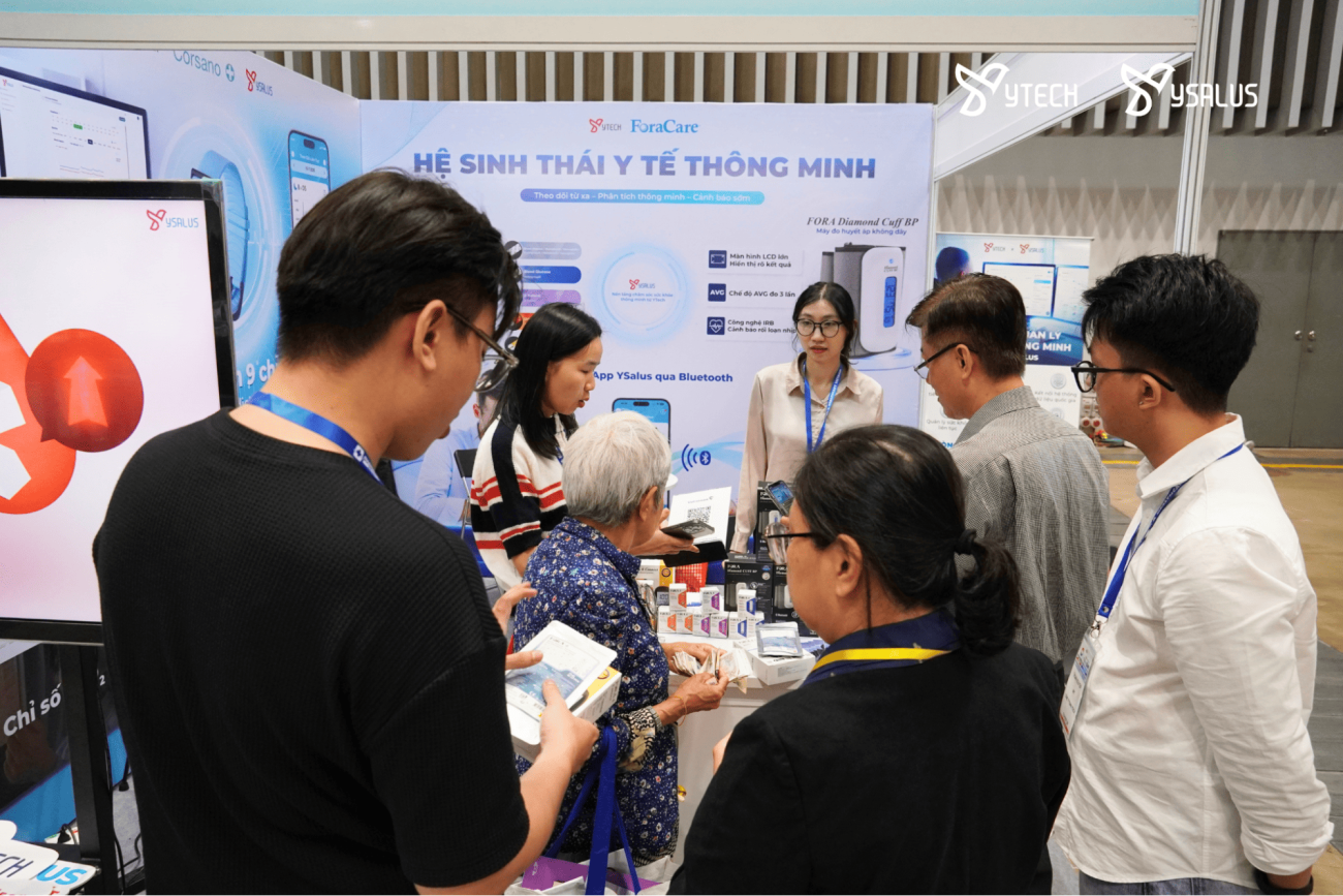 GS.TS Huỳnh Văn Minh trải nghiệm máy KardiaMobile 6L.